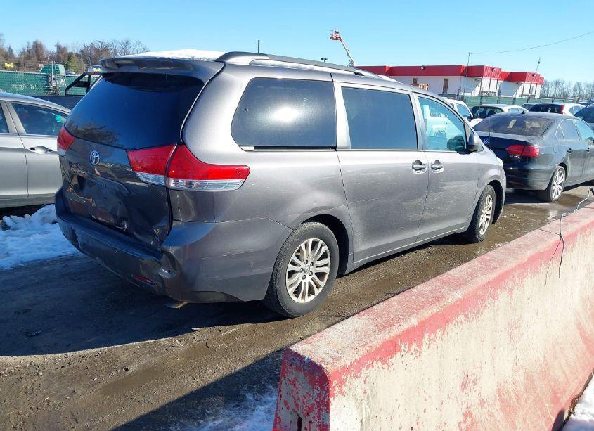 Photo 4 of 2014 Toyota Sienna XLE/LIMITED (VIN 5TDYK3DC7ES459856)