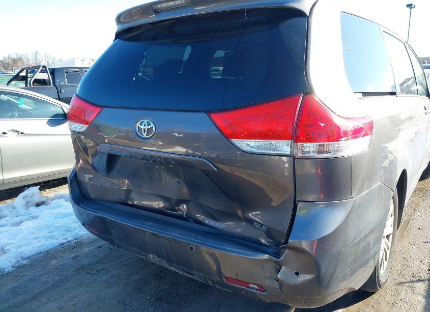 Photo 6 of 2014 Toyota Sienna XLE/LIMITED (VIN 5TDYK3DC7ES459856)
