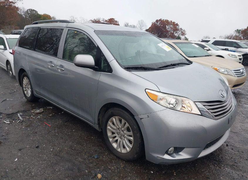 2015 Toyota Sienna XLE/LIMITED (VIN 5TDYK3DC7FS636701) main photo