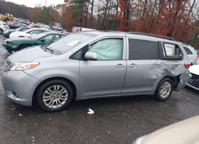 Photo 14 of 2015 Toyota Sienna XLE/LIMITED (VIN 5TDYK3DC7FS636701)