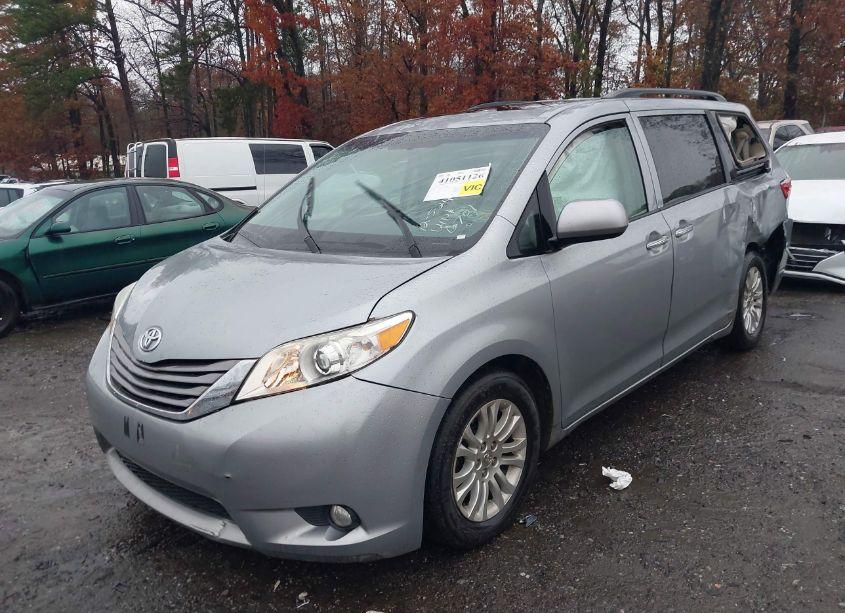 Photo 2 of 2015 Toyota Sienna XLE/LIMITED (VIN 5TDYK3DC7FS636701)