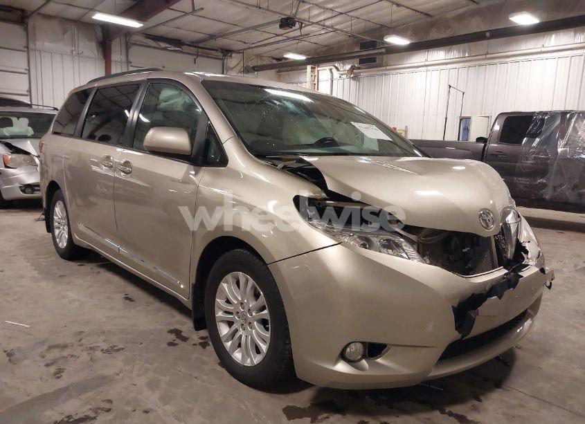 2015 Toyota Sienna XLE/LIMITED (VIN 5TDYK3DC7FS645561) main photo