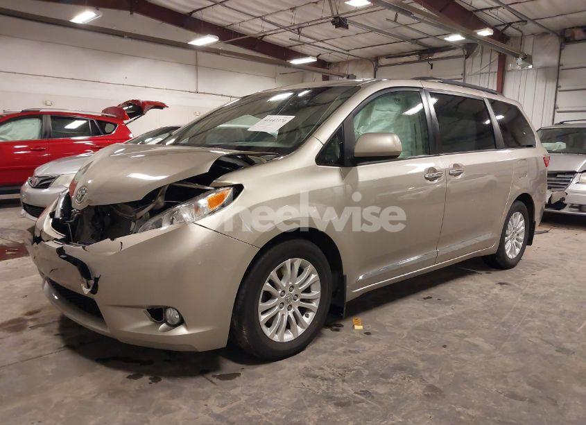 Photo 2 of 2015 Toyota Sienna XLE/LIMITED (VIN 5TDYK3DC7FS645561)