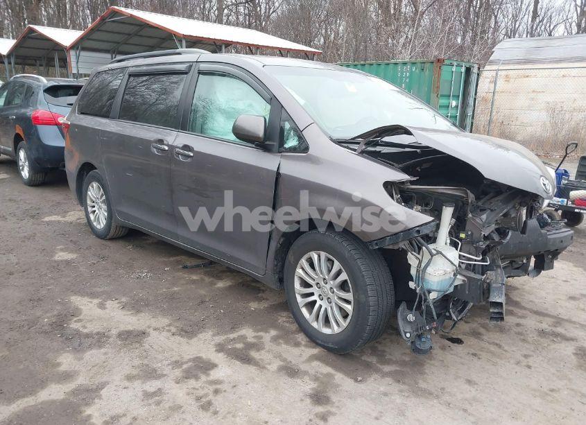 2016 Toyota Sienna XLE/LIMITED (VIN 5TDYK3DC7GS729154) main photo