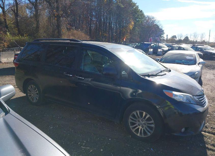 Photo 13 of 2016 Toyota Sienna XLE 8 PASSENGER (VIN 5TDYK3DC7GS737108)