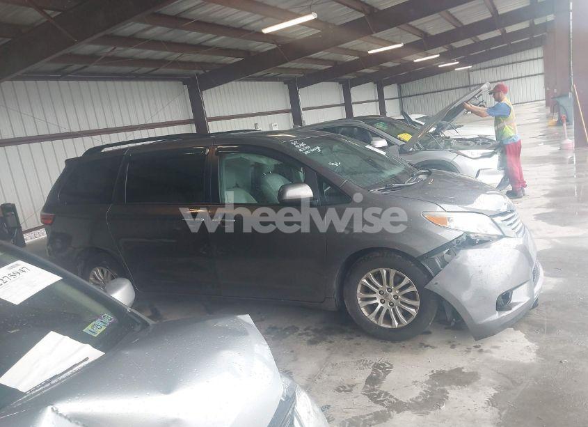 Photo 13 of 2016 Toyota Sienna XLE 8 PASSENGER (VIN 5TDYK3DC7GS763658)