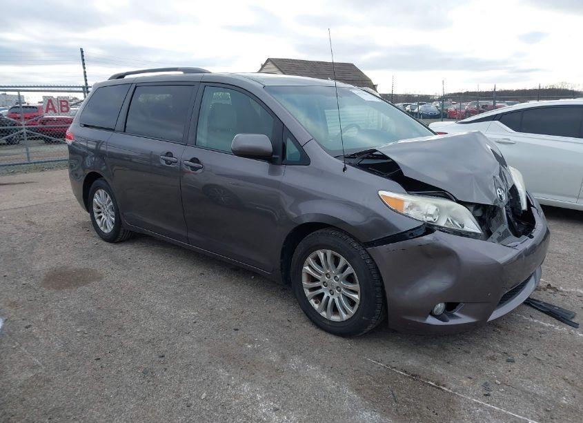 2011 Toyota Sienna XLE V6 (VIN 5TDYK3DC8BS015848) main photo