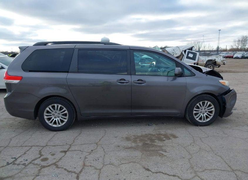 Photo 13 of 2011 Toyota Sienna XLE V6 (VIN 5TDYK3DC8BS015848)