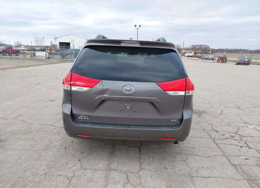 Photo 16 of 2011 Toyota Sienna XLE V6 (VIN 5TDYK3DC8BS015848)