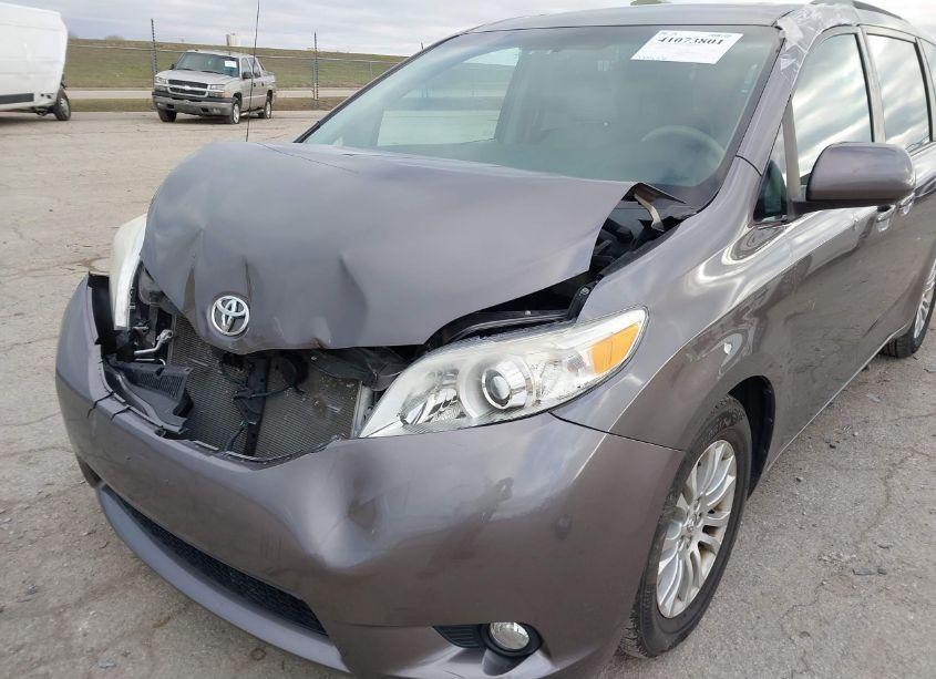 Photo 17 of 2011 Toyota Sienna XLE V6 (VIN 5TDYK3DC8BS015848)
