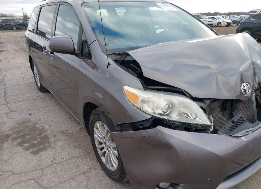 Photo 18 of 2011 Toyota Sienna XLE V6 (VIN 5TDYK3DC8BS015848)