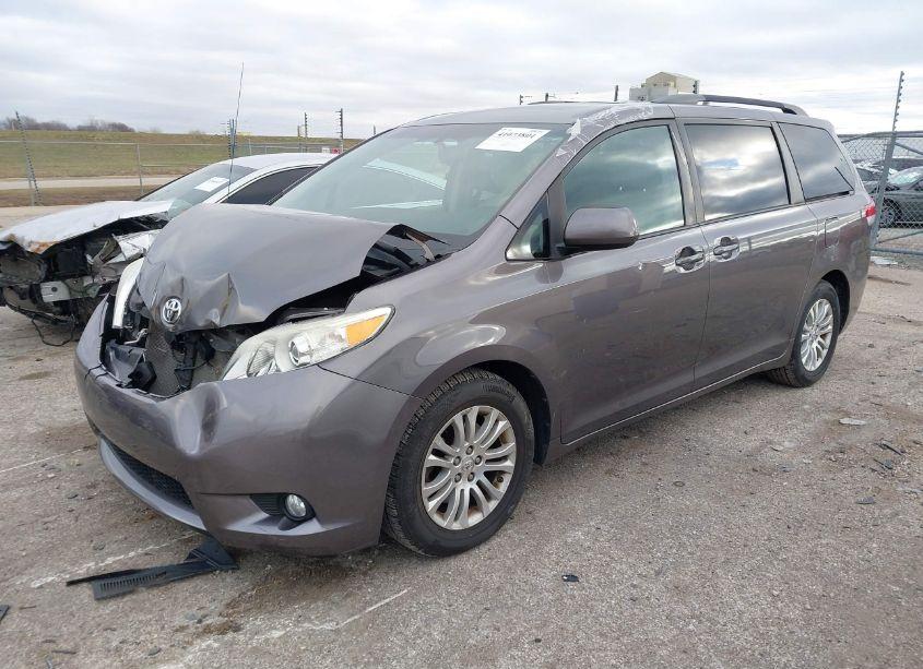 Photo 2 of 2011 Toyota Sienna XLE V6 (VIN 5TDYK3DC8BS015848)