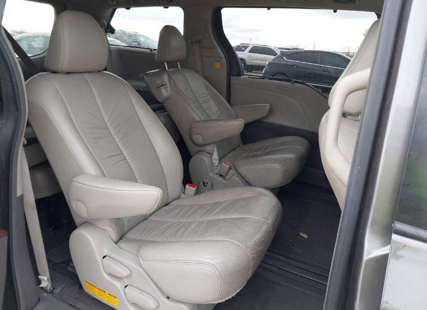 Photo 8 of 2011 Toyota Sienna XLE V6 (VIN 5TDYK3DC8BS015848)