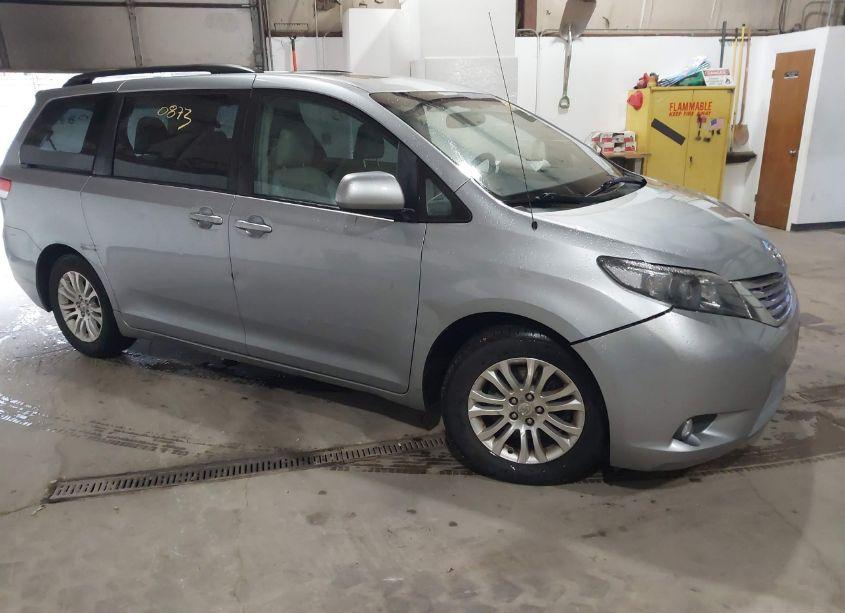 2011 Toyota Sienna XLE V6 (VIN 5TDYK3DC8BS071790) main photo