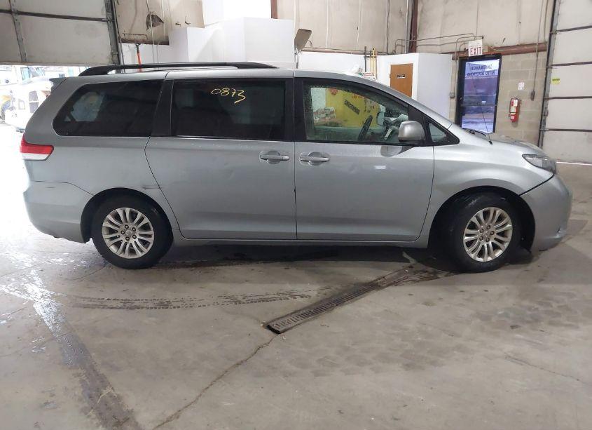 Photo 13 of 2011 Toyota Sienna XLE V6 (VIN 5TDYK3DC8BS071790)