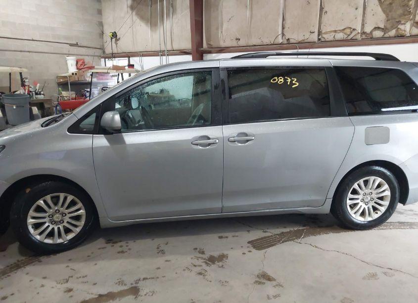 Photo 14 of 2011 Toyota Sienna XLE V6 (VIN 5TDYK3DC8BS071790)