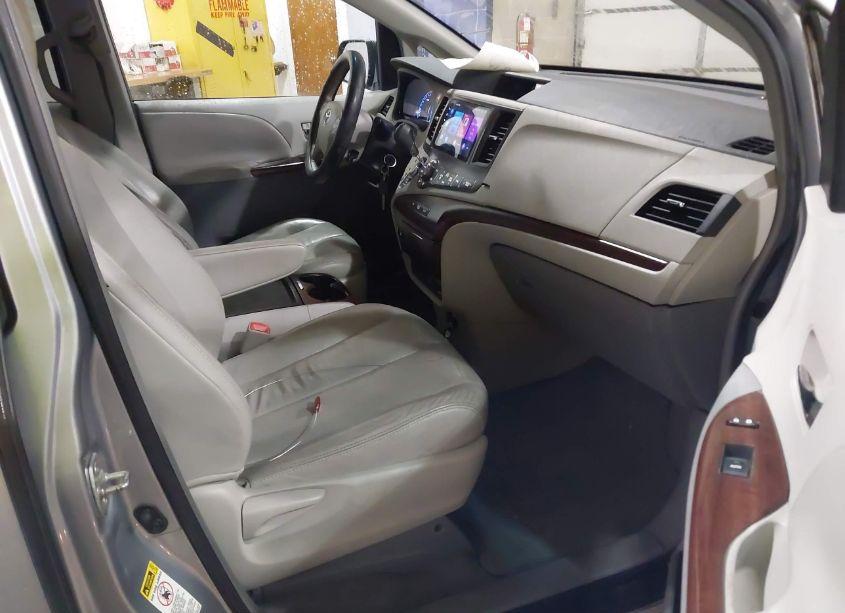 Photo 5 of 2011 Toyota Sienna XLE V6 (VIN 5TDYK3DC8BS071790)