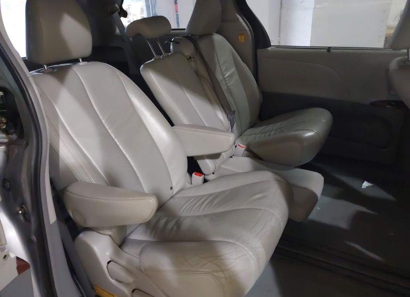 Photo 8 of 2011 Toyota Sienna XLE V6 (VIN 5TDYK3DC8BS071790)