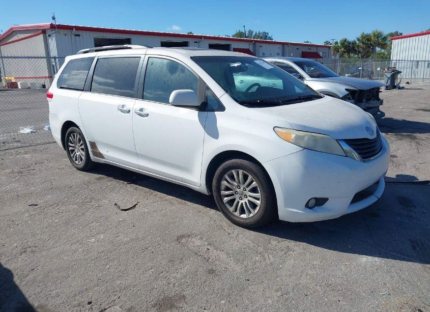 2011 Toyota Sienna XLE/LIMITED (VIN 5TDYK3DC8BS086502) main photo