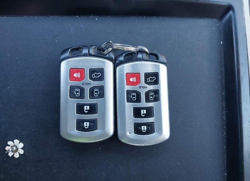 Photo 11 of 2011 Toyota Sienna XLE/LIMITED (VIN 5TDYK3DC8BS086502)