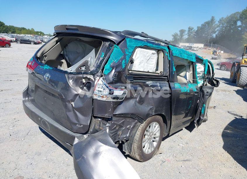 Photo 4 of 2011 Toyota Sienna XLE V6 (VIN 5TDYK3DC8BS092705)