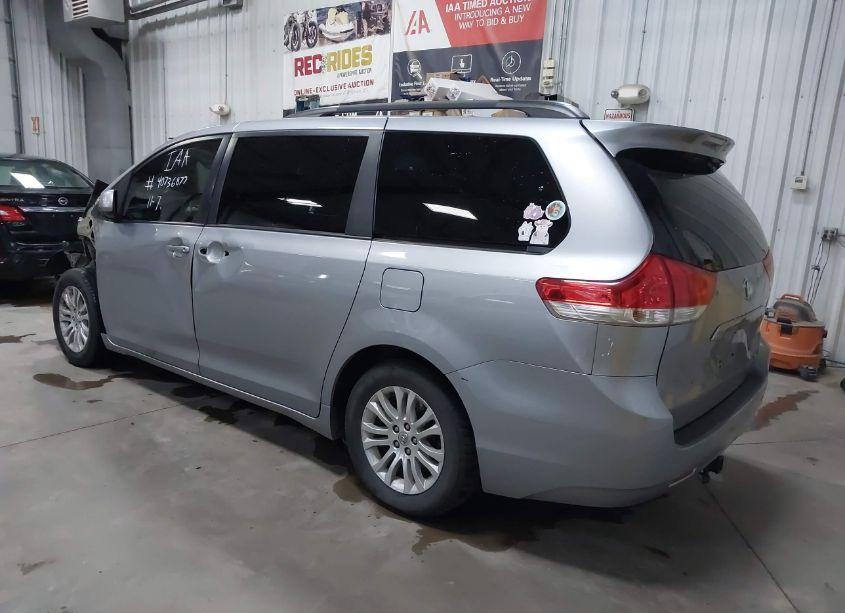 Photo 3 of 2013 Toyota Sienna XLE V6 8 PASSENGER (VIN 5TDYK3DC8DS280157)