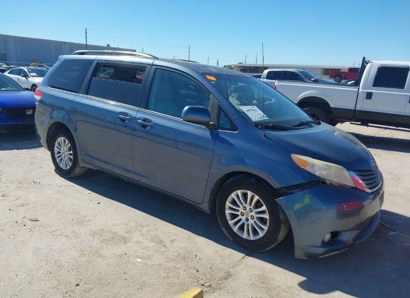 2013 Toyota Sienna XLE V6 8 PASSENGER (VIN 5TDYK3DC8DS338235) main photo