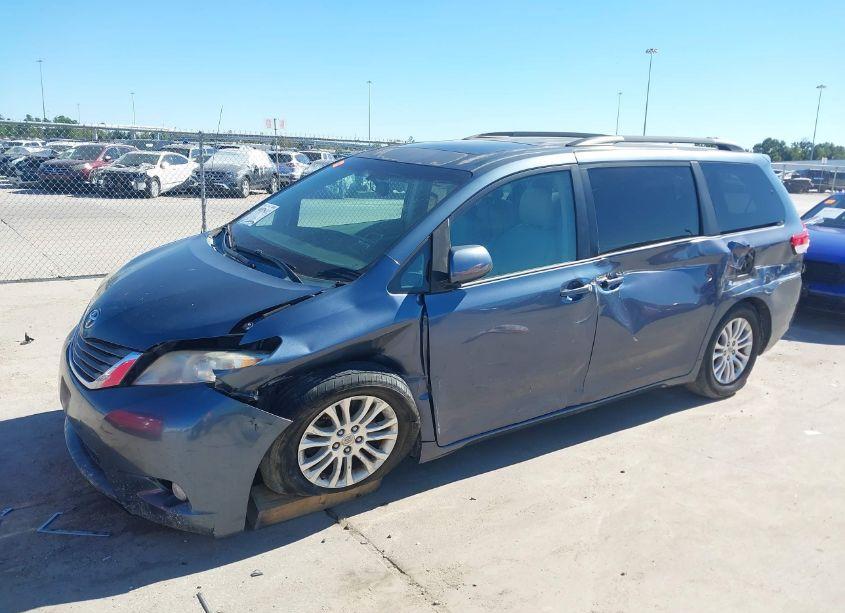 Photo 2 of 2013 Toyota Sienna XLE V6 8 PASSENGER (VIN 5TDYK3DC8DS338235)