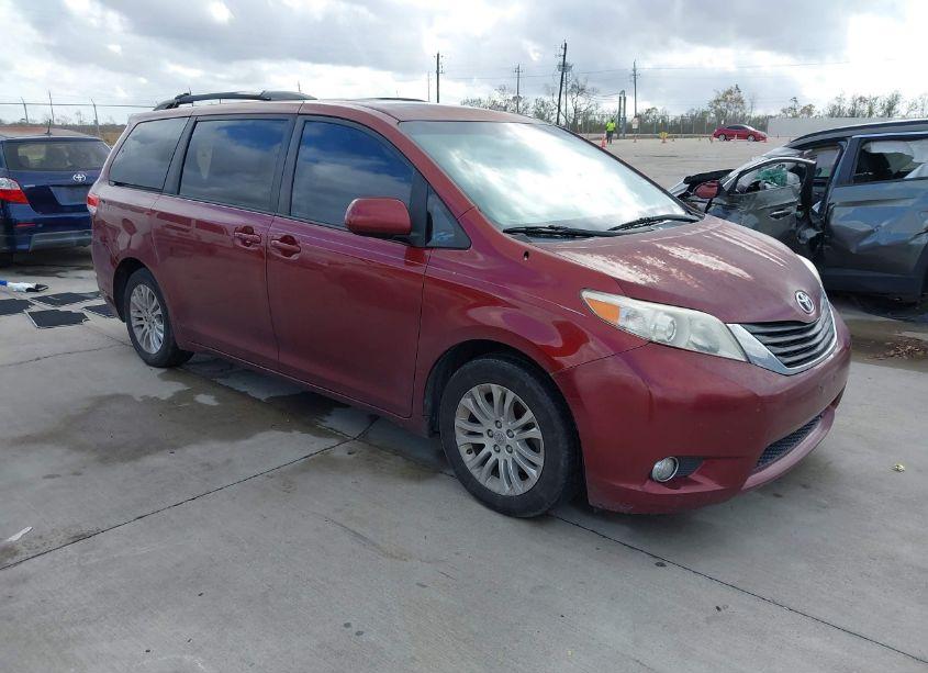 2013 Toyota Sienna XLE V6 8 PASSENGER (VIN 5TDYK3DC8DS357108) main photo