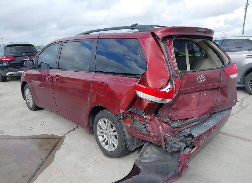 Photo 3 of 2013 Toyota Sienna XLE V6 8 PASSENGER (VIN 5TDYK3DC8DS357108)