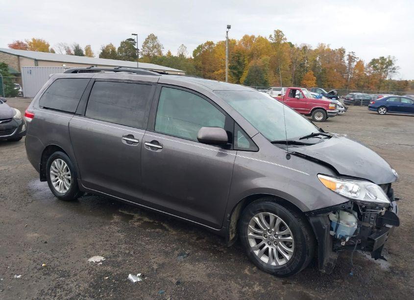 2013 Toyota Sienna XLE V6 8 PASSENGER (VIN 5TDYK3DC8DS373258) main photo