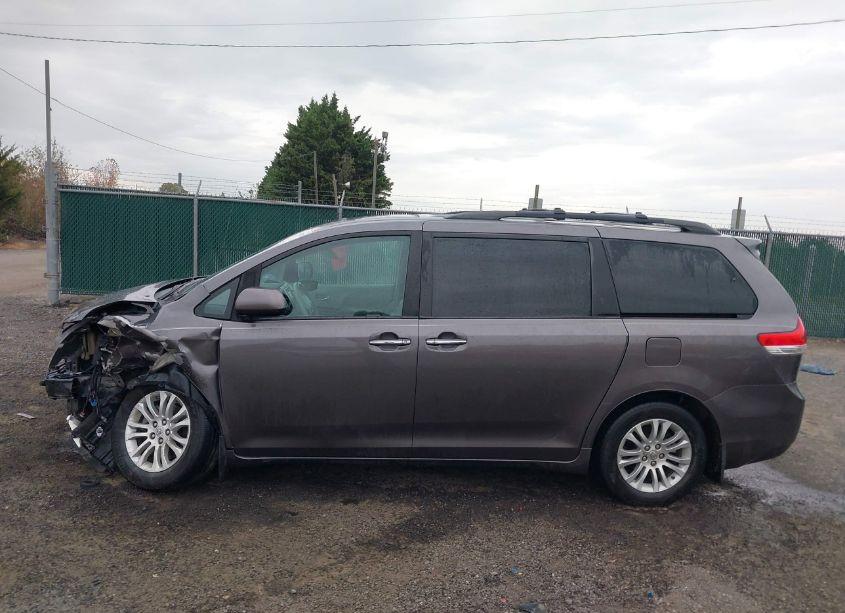 Photo 15 of 2013 Toyota Sienna XLE V6 8 PASSENGER (VIN 5TDYK3DC8DS373258)