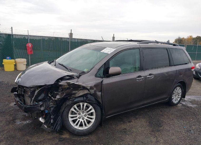 Photo 2 of 2013 Toyota Sienna XLE V6 8 PASSENGER (VIN 5TDYK3DC8DS373258)