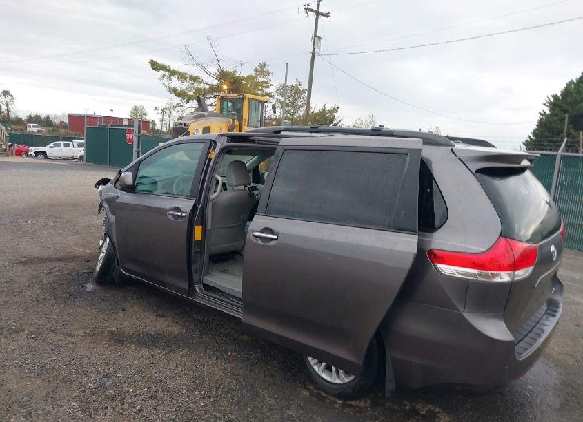 Photo 3 of 2013 Toyota Sienna XLE V6 8 PASSENGER (VIN 5TDYK3DC8DS373258)
