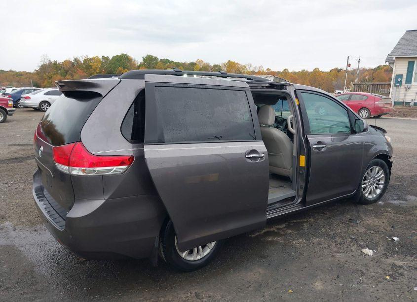 Photo 4 of 2013 Toyota Sienna XLE V6 8 PASSENGER (VIN 5TDYK3DC8DS373258)