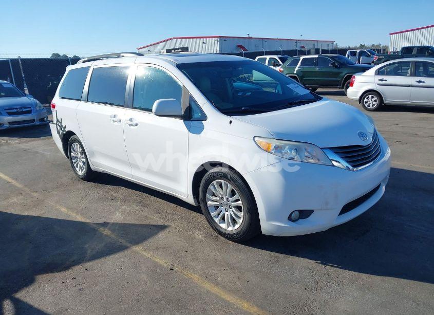 2013 Toyota Sienna XLE V6 8 PASSENGER (VIN 5TDYK3DC8DS375124) main photo
