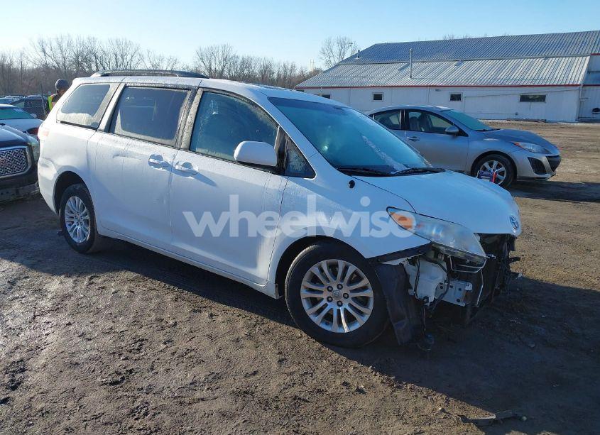 2013 Toyota Sienna XLE V6 8 PASSENGER (VIN 5TDYK3DC8DS402418) main photo