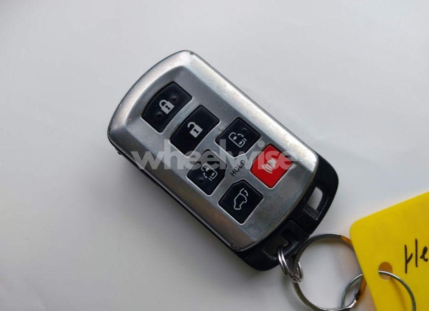 Photo 11 of 2014 Toyota Sienna XLE/LIMITED (VIN 5TDYK3DC8ES434495)