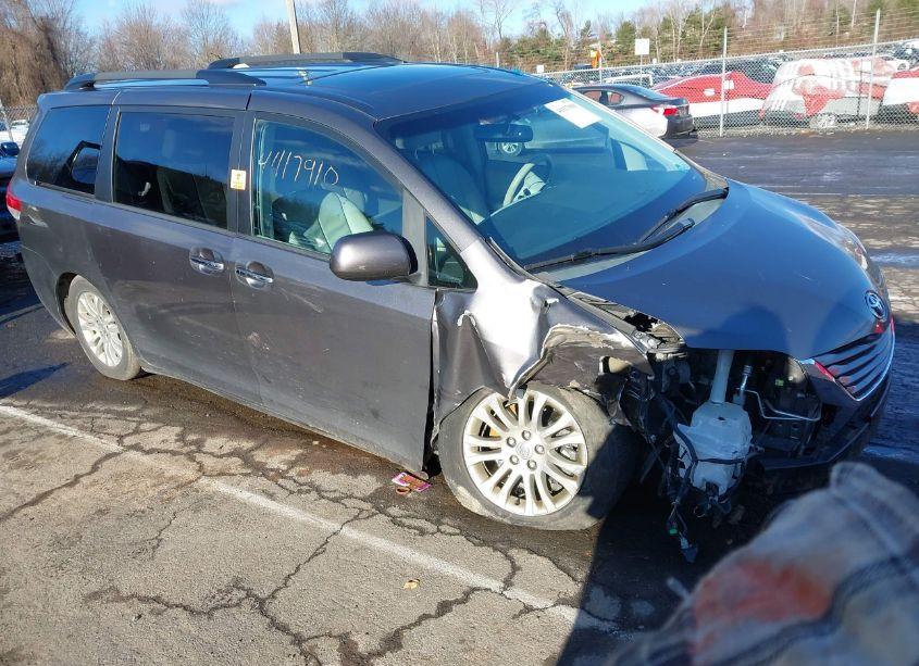 2014 Toyota Sienna XLE/LIMITED (VIN 5TDYK3DC8ES441592) main photo