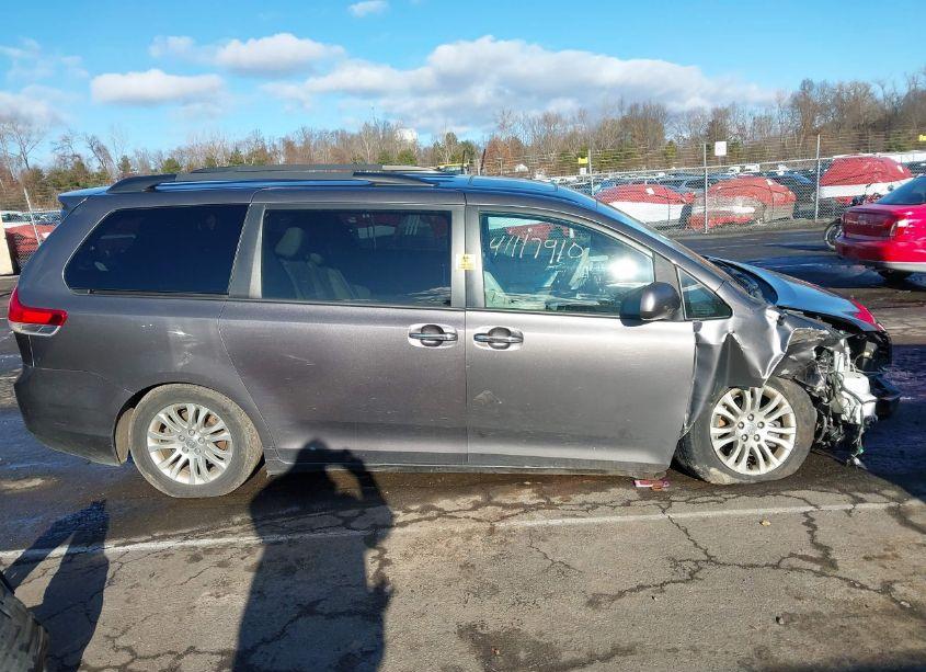 Photo 14 of 2014 Toyota Sienna XLE/LIMITED (VIN 5TDYK3DC8ES441592)