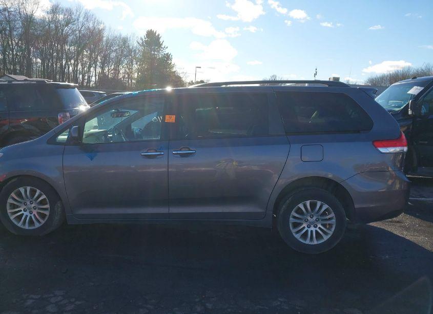 Photo 15 of 2014 Toyota Sienna XLE/LIMITED (VIN 5TDYK3DC8ES441592)