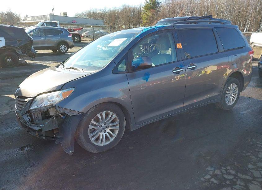 Photo 2 of 2014 Toyota Sienna XLE/LIMITED (VIN 5TDYK3DC8ES441592)