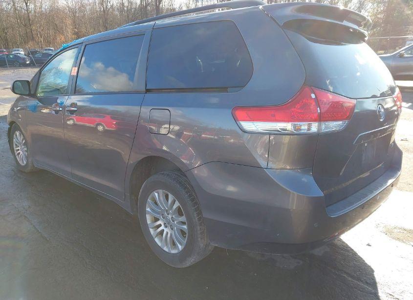 Photo 3 of 2014 Toyota Sienna XLE/LIMITED (VIN 5TDYK3DC8ES441592)