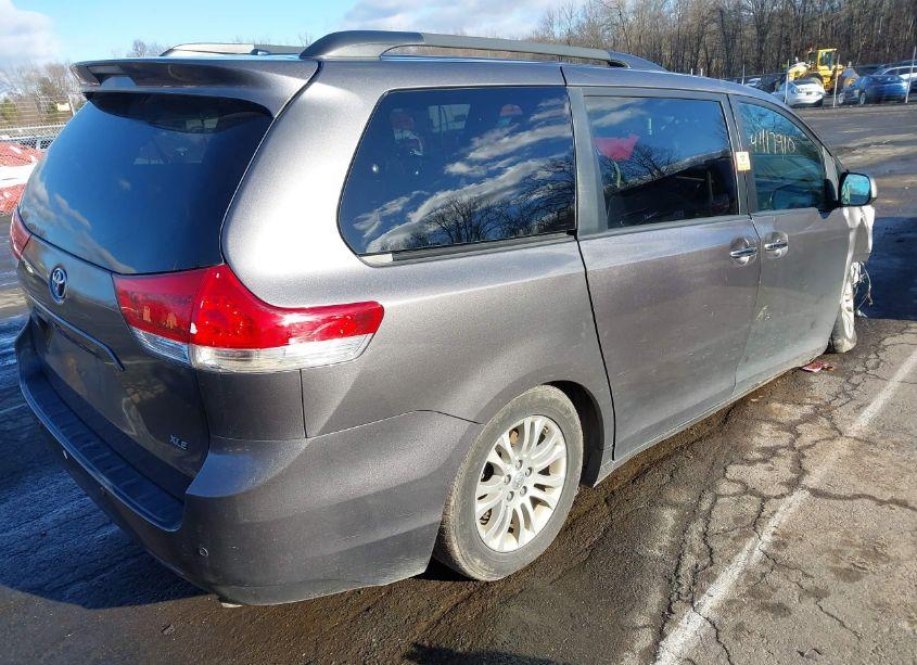 Photo 4 of 2014 Toyota Sienna XLE/LIMITED (VIN 5TDYK3DC8ES441592)