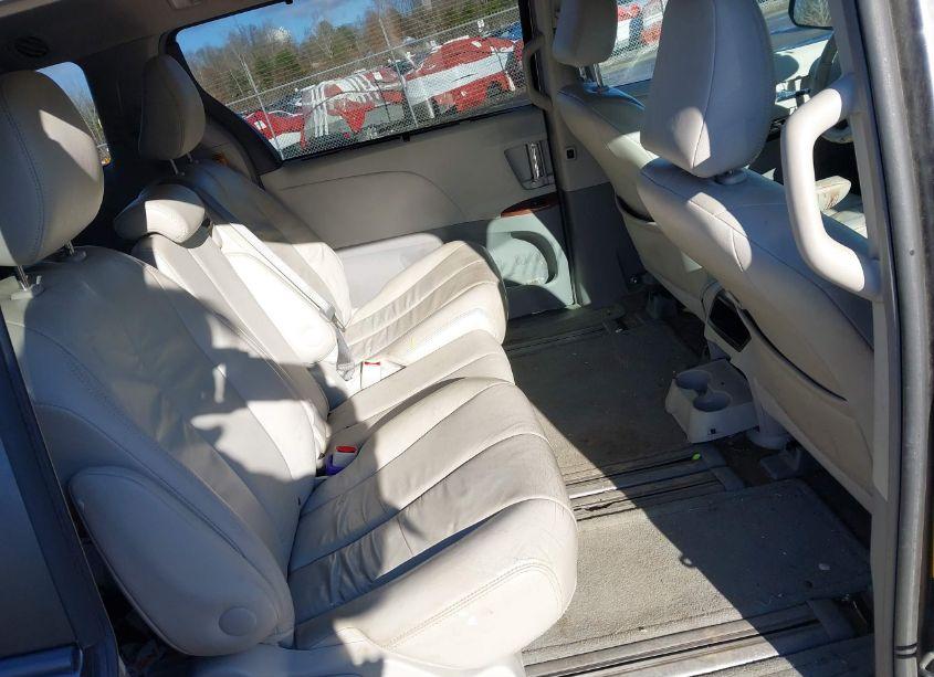 Photo 8 of 2014 Toyota Sienna XLE/LIMITED (VIN 5TDYK3DC8ES441592)