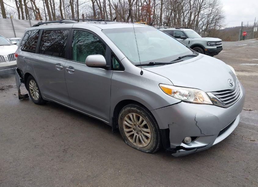 2014 Toyota Sienna XLE V6 8 PASSENGER (VIN 5TDYK3DC8ES442872) main photo