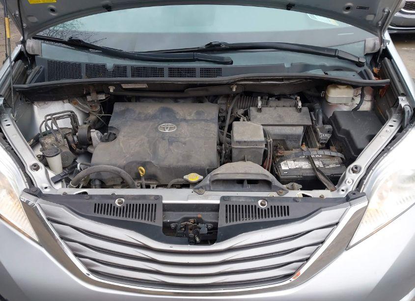 Photo 10 of 2014 Toyota Sienna XLE V6 8 PASSENGER (VIN 5TDYK3DC8ES442872)