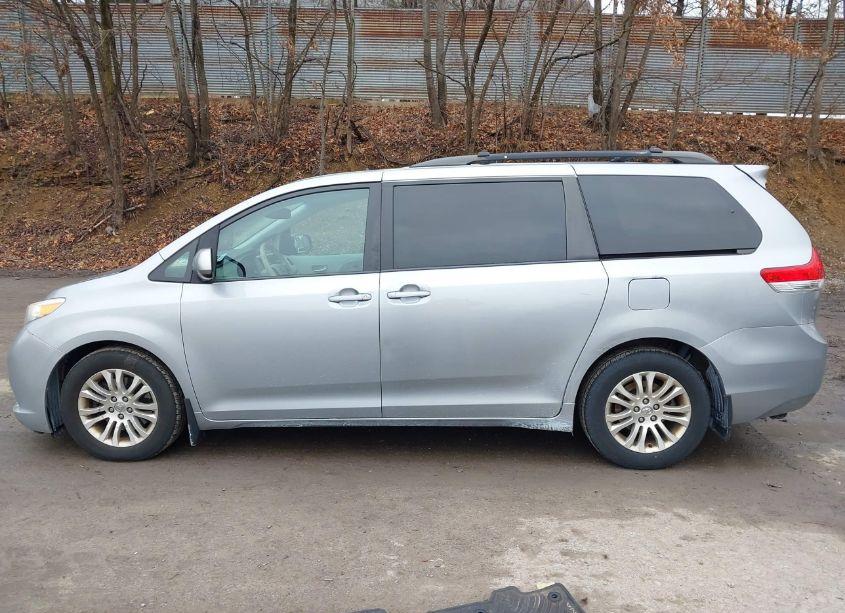Photo 14 of 2014 Toyota Sienna XLE V6 8 PASSENGER (VIN 5TDYK3DC8ES442872)