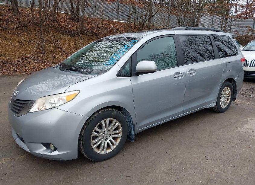Photo 2 of 2014 Toyota Sienna XLE V6 8 PASSENGER (VIN 5TDYK3DC8ES442872)