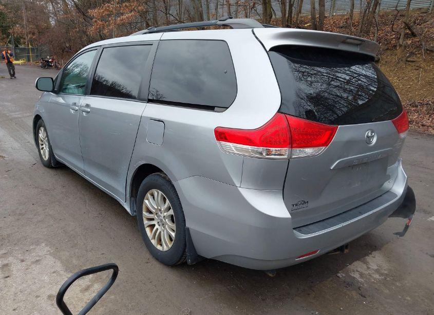 Photo 3 of 2014 Toyota Sienna XLE V6 8 PASSENGER (VIN 5TDYK3DC8ES442872)